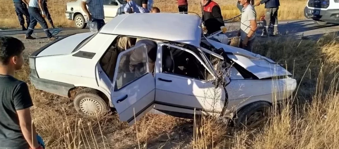 Sivas Kangal'da İki Otomobil Çarpıştı: 1'i Ağır 2 Yaralı