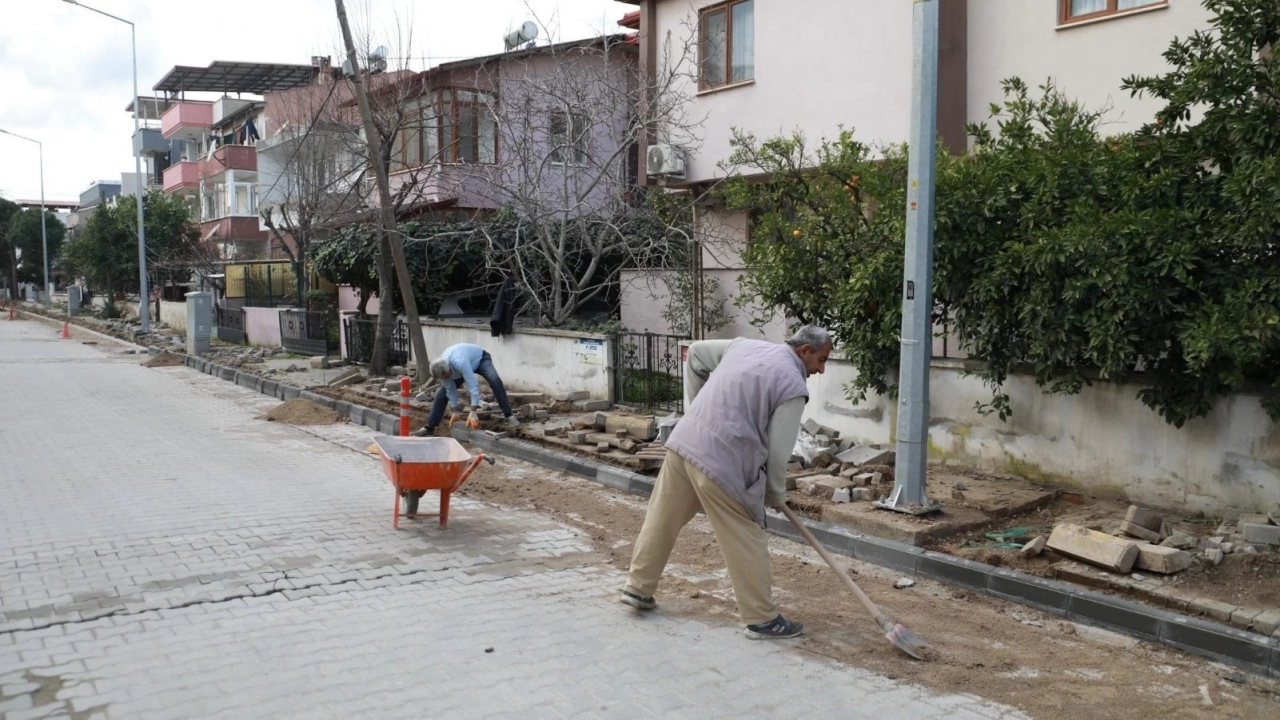 Burhaniye'de Yollar Yenileniyor: Ali Kemal Deveciler Hızla Çalışmaya Devam ediyor.