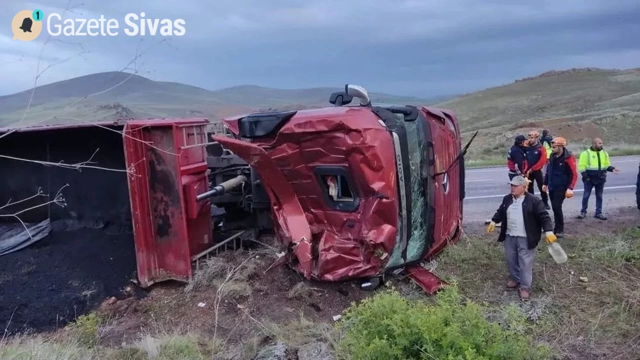 Kangal'da Kaza Geçiren Tır Sürücüsü Hastaneye Kaldırıldı!