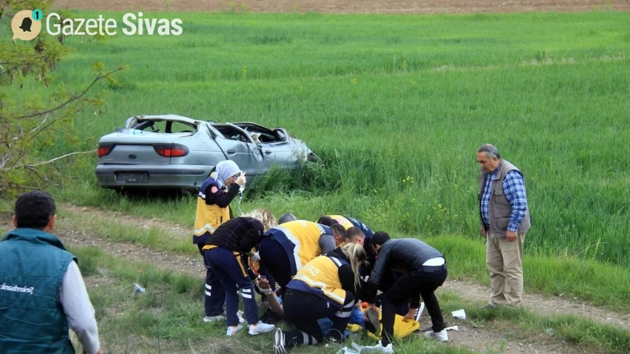 Zara ilçesinde meydana gelen trafik kazasında otomobil devrildi ve 4 vatandaş yaralandı