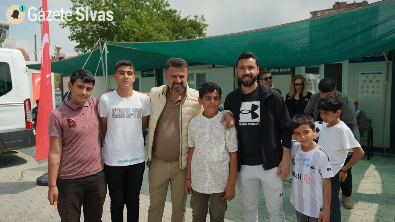 Malatya'da depremzedelerin anneleri ve çocukları, Sivas'tan gelen anlamlı bir ziyaret ile sevindirildi.