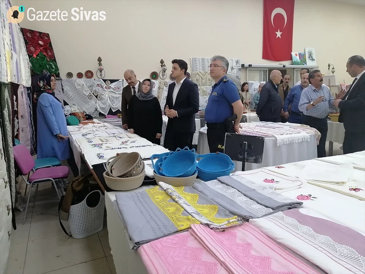 Sivas Zara'da Şehit Vahip Dinler Halk Eğitimi Merkezi'nden yıl sonu sergisi