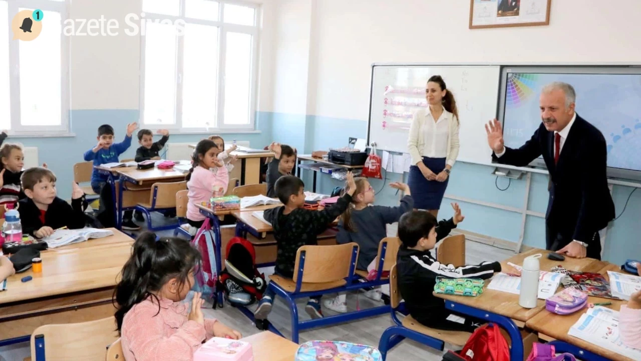 Sivas'taki Tuzlugöl İlkokulu'na Müdürden Öğrencilere Neşeli Ziyaret