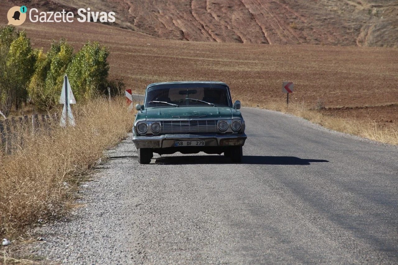 Sivaslı Restorasyon Uzmanı, Antika Aracıyla Yolda Kalmış Sürücülere Yardım Eli Uzatıyor