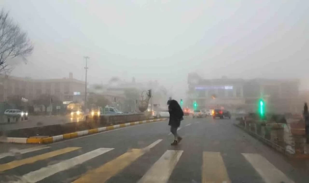 Erzincan'ı sarıp sarmalayan gizemli sis bulutu, şehri sararak büyüleyici bir atmosfer yarattı