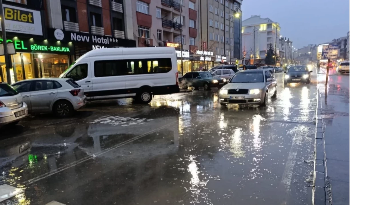 Sivas'ta Yağmur Yolları Gölete Çevirdi, Sürücüler İsyan Etti!