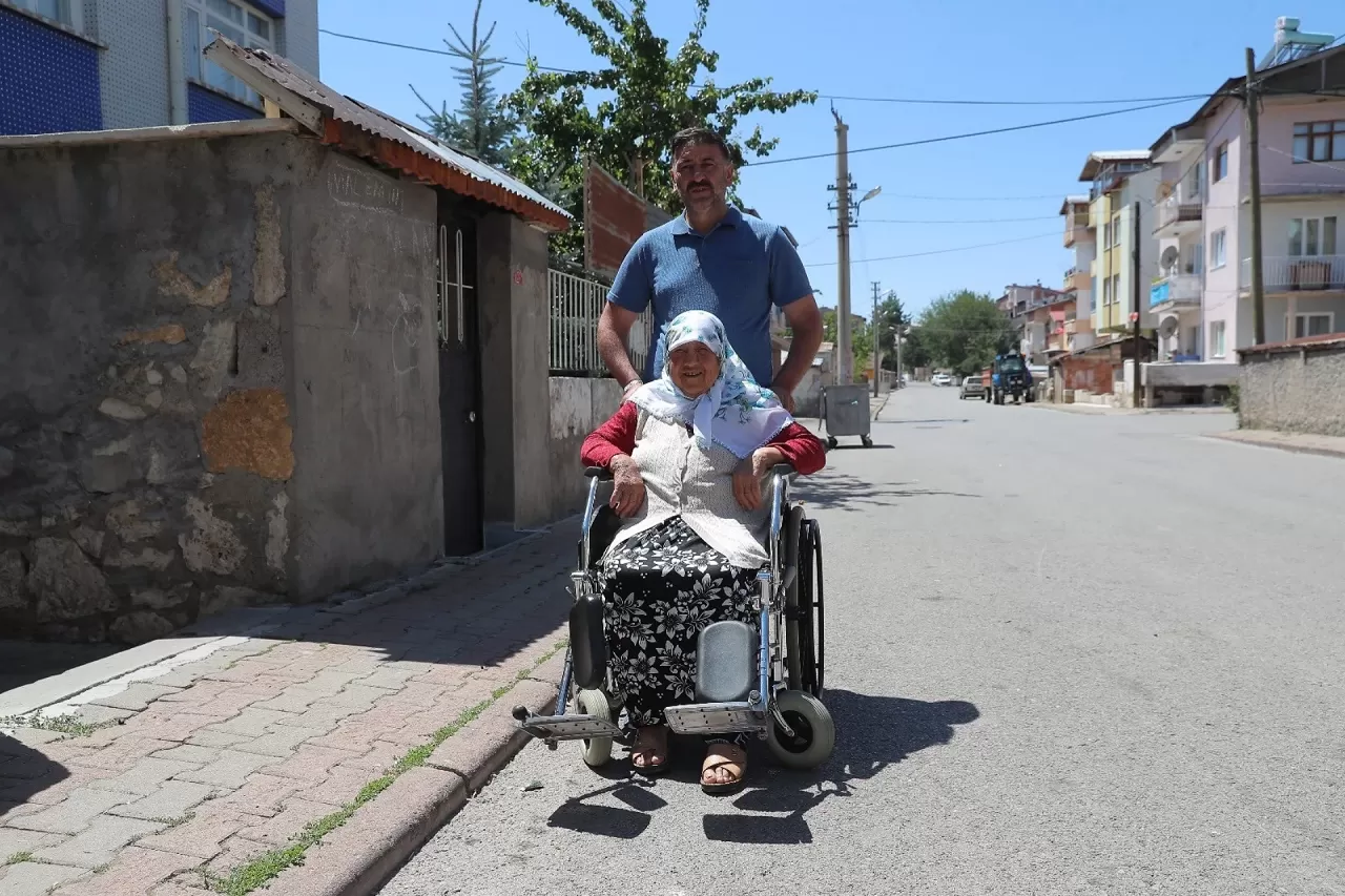 Sivas Belediye Başkanı Dr. Adem Uzun'dan Anlamlı Jest: 85 Yaşındaki Hüsne Şahin'e Tekerlekli Sandalye