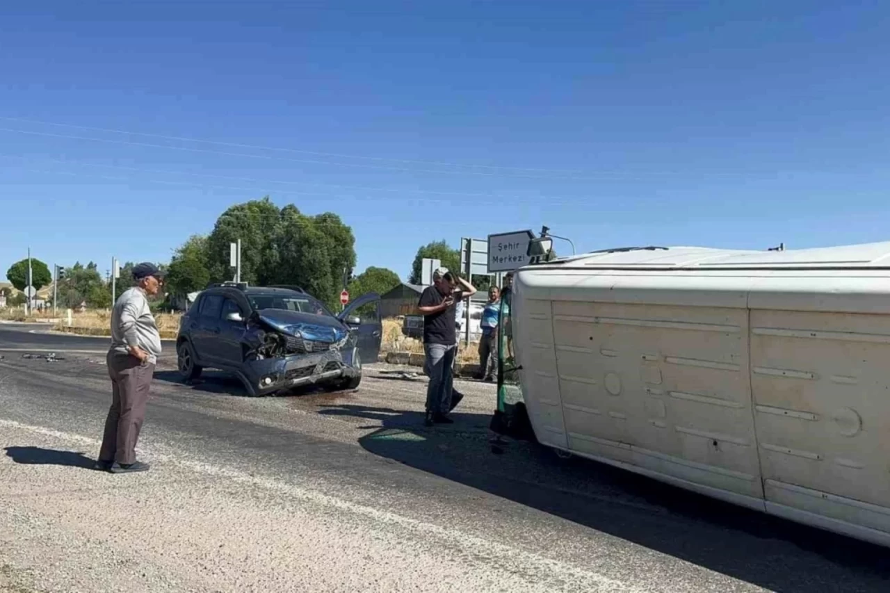 Sivas Kangal'da Minibüs ile Otomobil Çarpıştı: 2 Yaralı