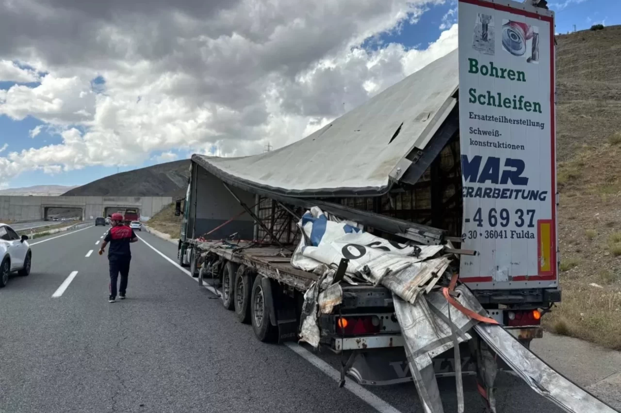 Erzincan’da TIR ve Taksinin Çarpıştığı Kazada 4 Kişi Hayatını Kaybetti