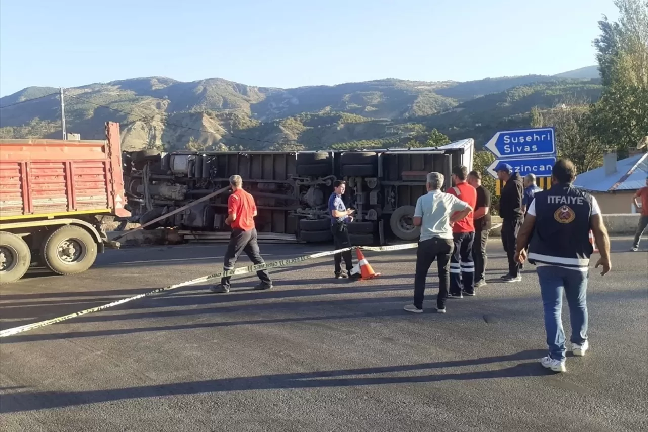 Sivas Koyulhisar'da Devrilen Kamyonun Sürücüsü Yaralandı