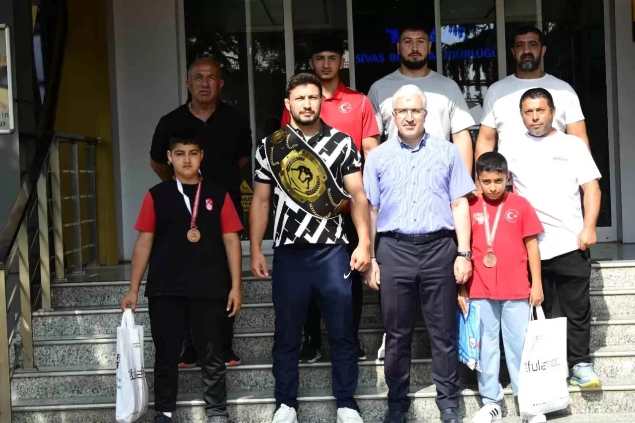 Sivas Demirspor Kulübü Başkanı Atanur Karadağ, Başarılı Güreşçileri Ödüllendirdi