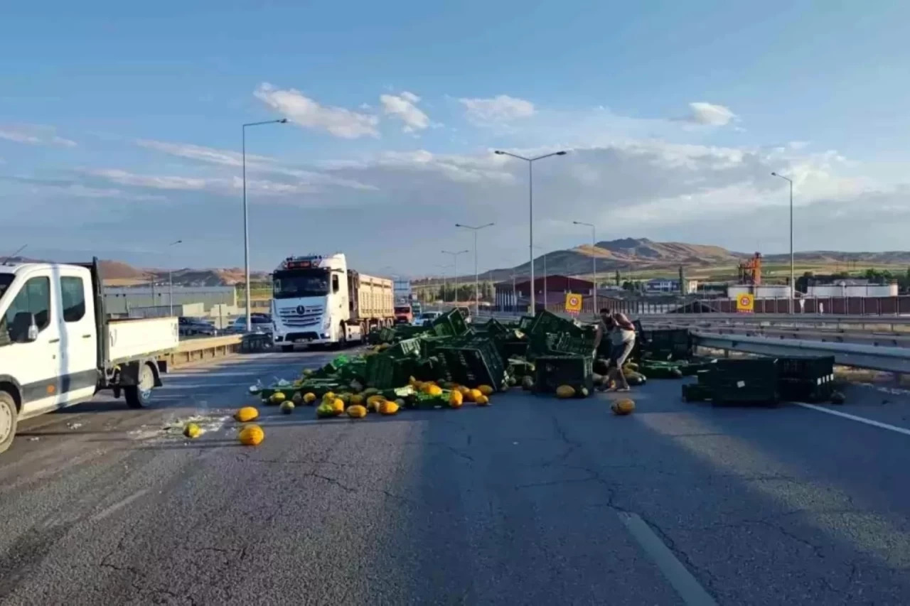 Sivas’ta Tır Kazası: Kavunlar Yola Saçıldı, Trafik Kapandı