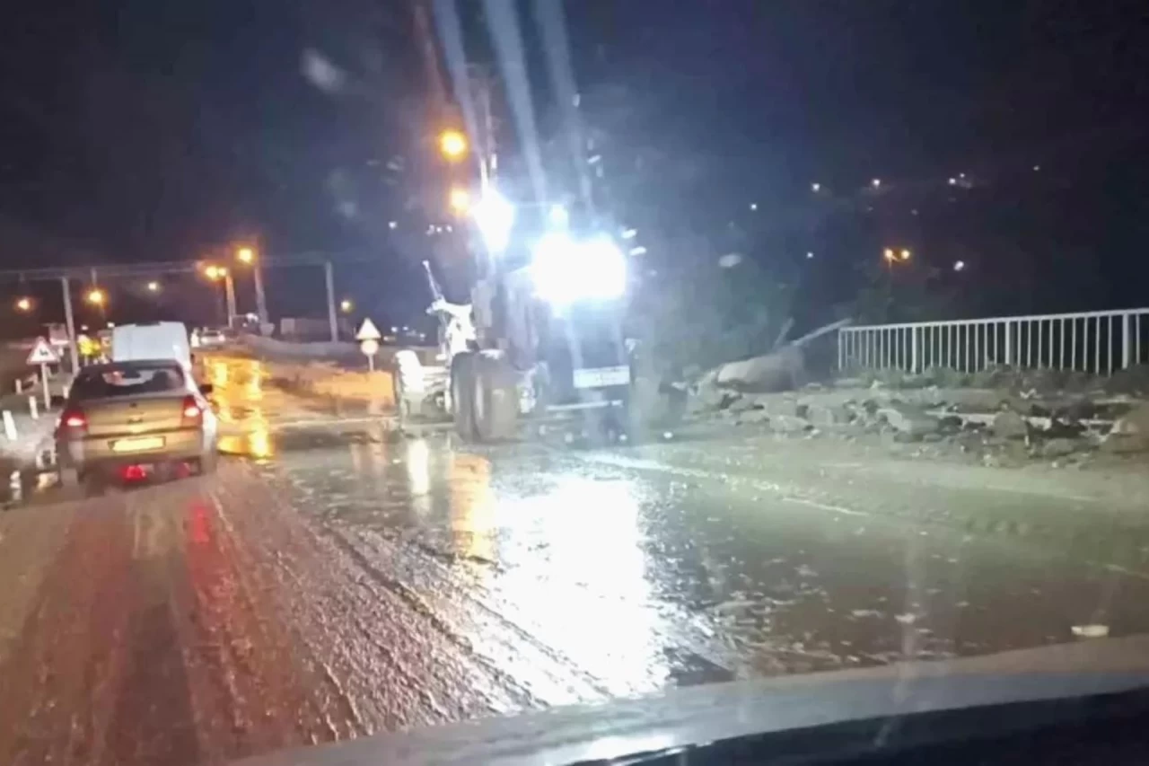 Gürün'de Sağanak ve Dolu Yağışı Sonrası Sel ve Ulaşım Aksamaları