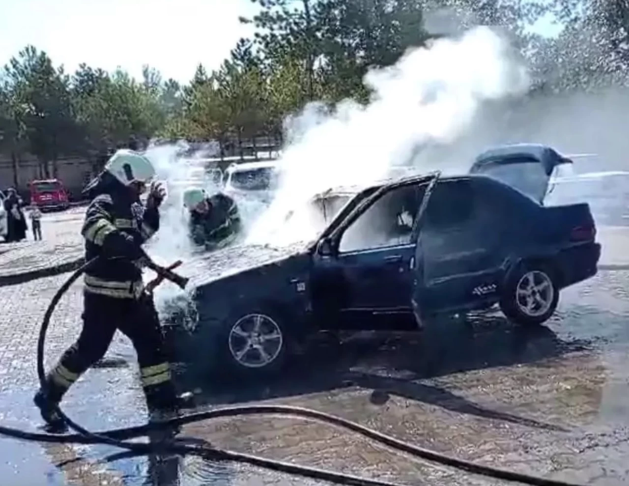 Sivas’ta Park Halindeki Otomobil Alev Aldı: Araç Kullanılamaz Hale Geldi