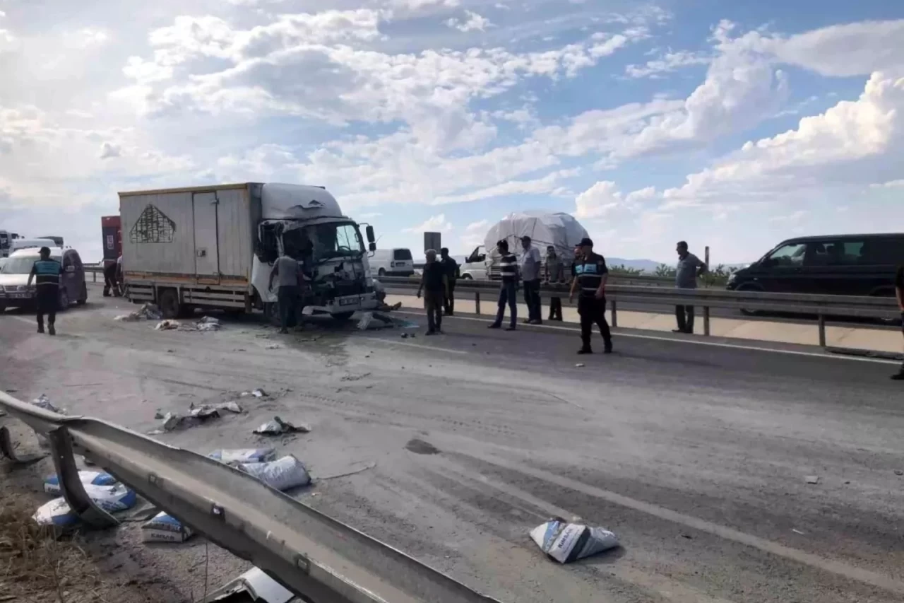 Malatya Yeşilyurt'ta İki Kamyon Çarpıştı: 3 Yaralı