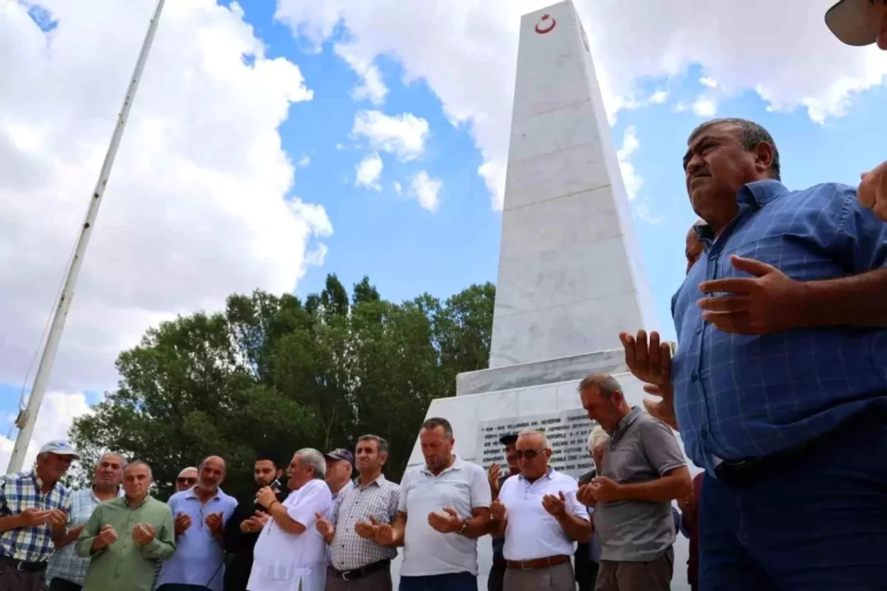 Sivas'ta 1915'te Zehirlenerek Şehit Edilen 40 Asker Dualarla Anıldı