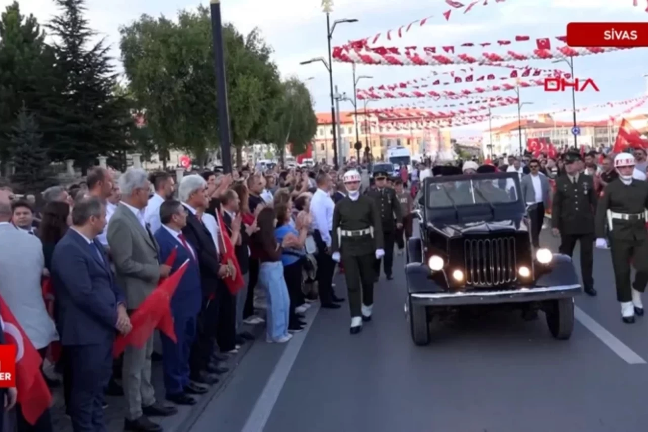 Sivas Kongresi'nin 105. Yıl Dönümünde Atatürk'ün Sivas'a Gelişi Temsili Olarak Canlandırıldı