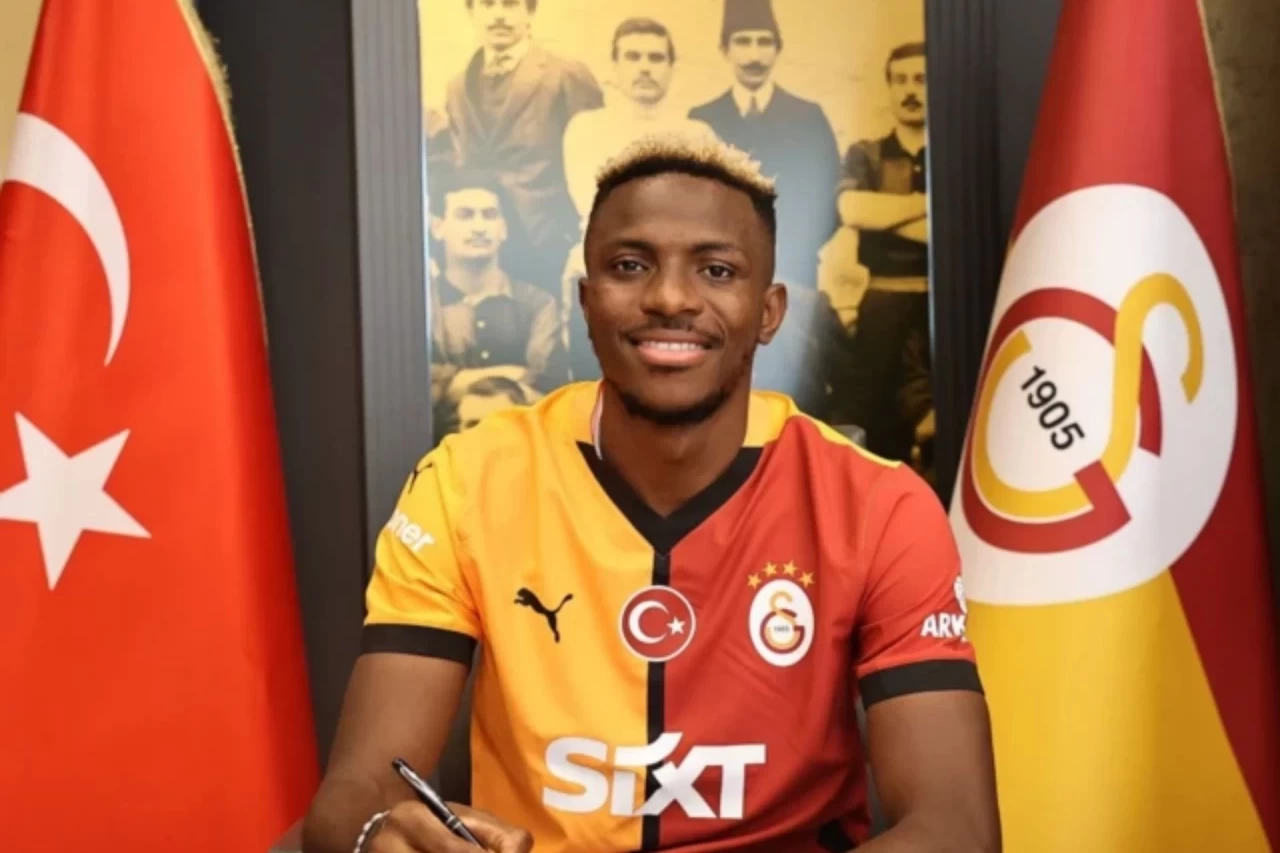 Victor Osimhen Galatasaray'da: Nijerya’da Takım Arkadaşlarına Forma Hediye Etti