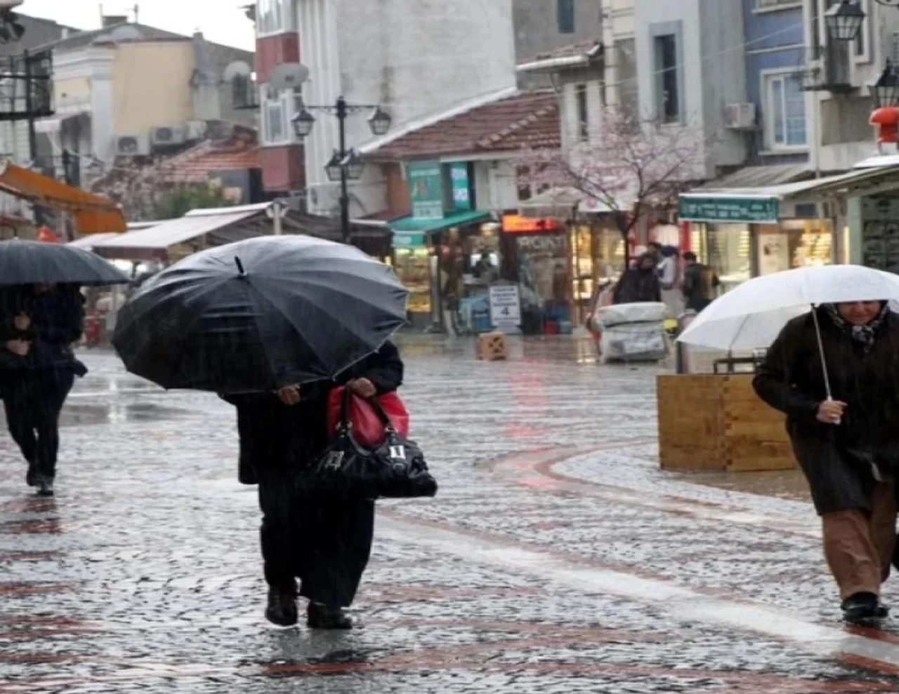 Meteoroloji'den Sağanak Uyarısı: 5 Bölgede Kuvvetli Yağış Bekleniyor