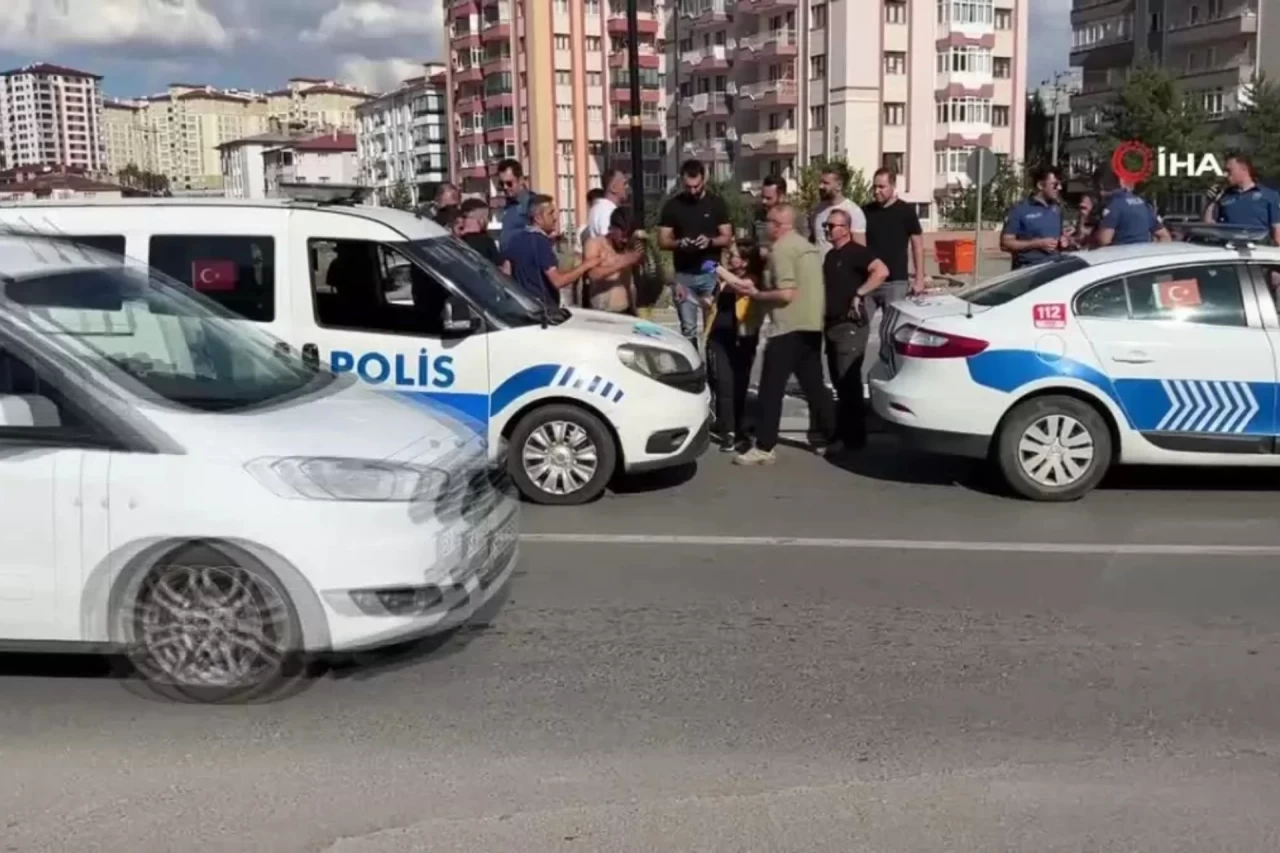 Sivas'ta Bıçaklı Kavganın Şüphelileri Kaçarken Polis Aracına Çarptı