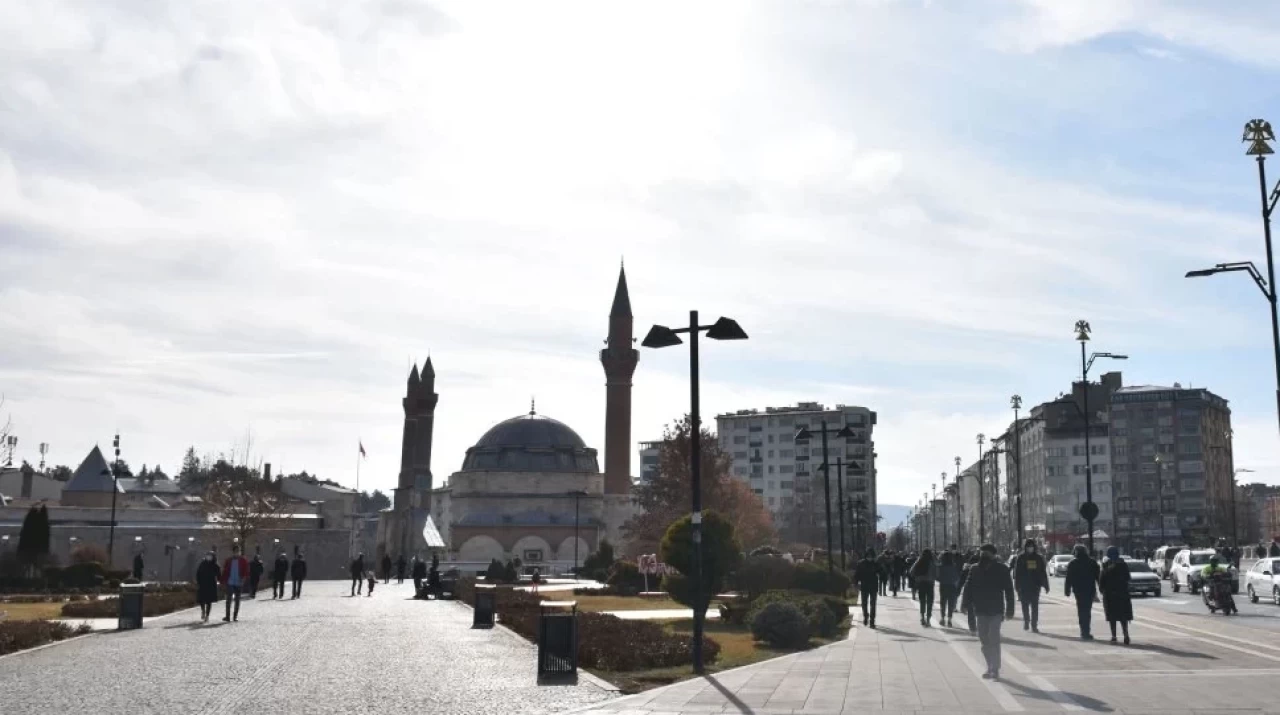 Sivas'ta Baharın Müjdecisi: Karlar Eridi, Parklar Şenlendi!