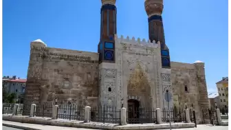 Sivas'ın Tarihi Kale ve Gökmedrese'nin Restorasyonu ve Bakımı İçin Hazırlıklar Başlıyor