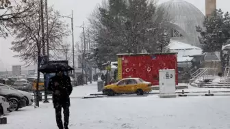 Sivas'ı Büyüleyen Kar Yağışıyla Şehir Beyaz Bir Örtüyle Kaplandı!