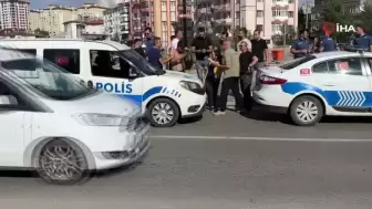 Sivas'ta Bıçaklı Kavganın Şüphelileri Kaçarken Polis Aracına Çarptı