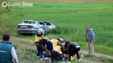 Zara ilçesinde meydana gelen trafik kazasında otomobil devrildi ve 4 vatandaş yaralandı