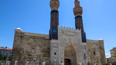 Sivas'ın Tarihi Kale ve Gökmedrese'nin Restorasyonu ve Bakımı İçin Hazırlıklar Başlıyor