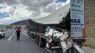 Erzincan’da TIR ve Taksinin Çarpıştığı Kazada 4 Kişi Hayatını Kaybetti