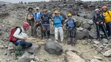 Sivaslı Dağcılar Ağrı Dağı'nda Zirve Tırmanışı Gerçekleştirdi: Ağustos Ayında Kar ve Tipiye Yakalandılar