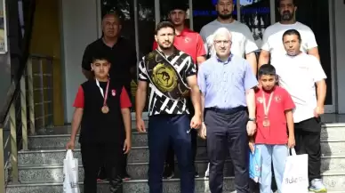 Sivas Demirspor Kulübü Başkanı Atanur Karadağ, Başarılı Güreşçileri Ödüllendirdi