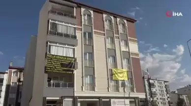 Sivas'ta Mal Sahibi, Kiraya Verdiği Dükkanı Geri Alamayınca Pankartlarla İsyan Etti