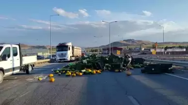 Sivas’ta Tır Kazası: Kavunlar Yola Saçıldı, Trafik Kapandı