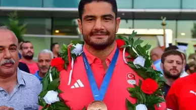 Milli Güreşçi Taha Akgül, Kariyerini Paris Olimpiyatları'nda Gümüş Madalya ile Noktaladı