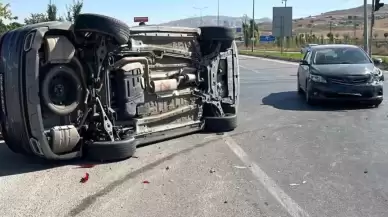 Sivas'ta Otomobilin Çarptığı Chery Cip Yan Yattı: 1 Yaralı