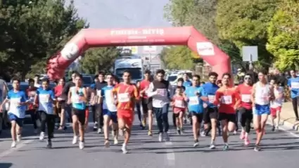 Erzincan'da Geleneksel Cumhuriyet Koşusu Renkli Görüntülere Sahne Oldu