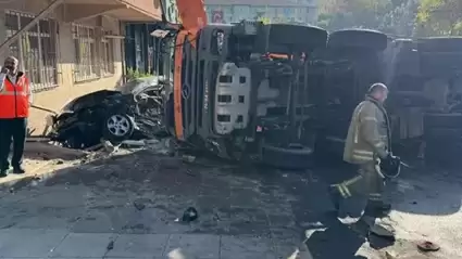 İstanbul Büyükşehir Belediyesi'ne ait yol bakım aracı kaza yaptı: 9 araç kaza yerine karıştı, 3 kişi yaralandı