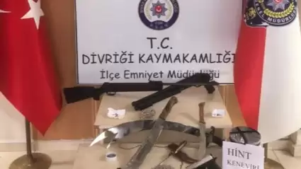 Sivas'ta Emniyet Güçlerinin Bulduğu Kaçak Silahlar Şoke Etti