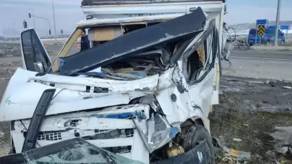 Sivas'ta Meydana Gelen TIR ile Kamyonet Kaza Yaptı: 3 Kişi Yaralandı