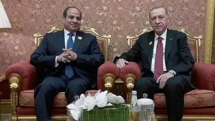 Türkiye Cumhurbaşkanı Erdoğan, Mısır Cumhurbaşkanı Sisi ile kritik bir buluşma gerçekleştirdi.