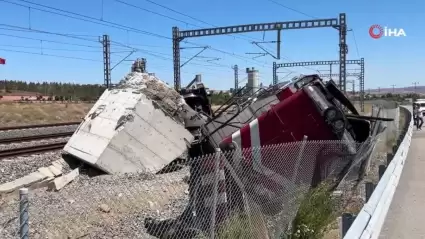 Samsun'dan Sivas'a Giden Lokomotif Devrildi, Makinist Yaralandı