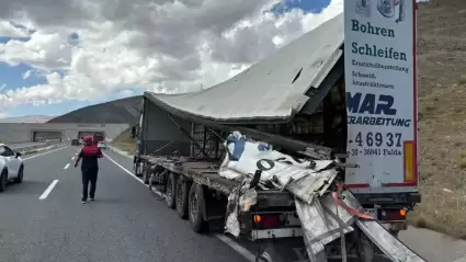 Erzincan’da TIR ve Taksinin Çarpıştığı Kazada 4 Kişi Hayatını Kaybetti