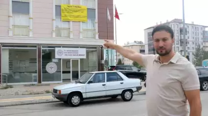 Sivas'ta Gurbetçi, Mülkünün Geri Alınamaması Üzerine Pankart Astı