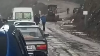 Suşehri'nde Sağanak Yağış Toprak Kaymasına Neden Oldu: Araçlar Yolda Mahsur Kaldı