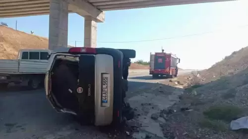 Malatya-Sivas Karayolunda Hafif Ticari Araç Devrildi: 2 Kişi Hafif Yaralandı