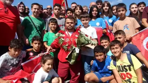 Paralimpik Oyunları'nda Tarih Yazan Abdullah Kayapınar Sivas'ta Halaylarla Karşılandı