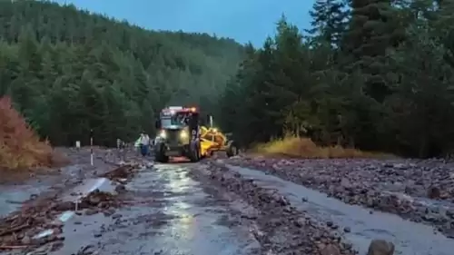 Koyulhisar’da Sel Nedeniyle Kapanan Köy Yolu Yeniden Ulaşıma Açıldı