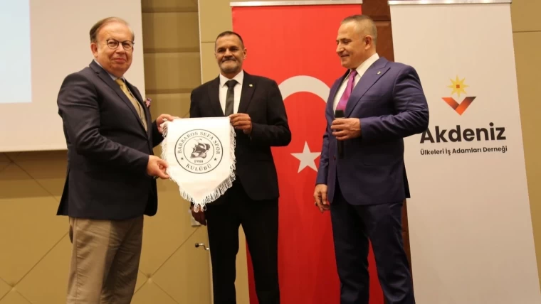 Mavi Vatan Doktrini Yazarı Mehmet Erbilge Ayvalık Kulübünde Onursal Başkan oldu